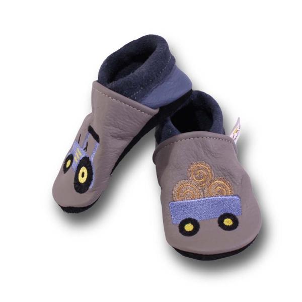 Krabbelschuhe blauer Trecker mit Anhänger